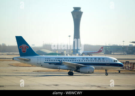 ---- Ein Flugzeug von China Southern Airlines ist am Internationalen Flughafen Shanghai Pudong in Shanghai, China, 23. Oktober 2013 gesehen. China Southern Stockfoto