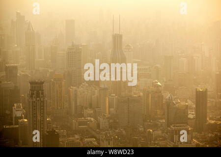 Dieses Bild von der hohen im Shanghai World Financial Center genommen wird, zeigt ein Blick von Puxi (Shanghai's Left Bank) mit Wolkenkratzern und Hochhäusern buildin Stockfoto