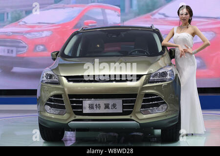 ---- Ein Modell stellt mit einem Ford Kuga bei einem Auto Show in Chongqing, China, 7. Juni 2013. Ford Motor Co. und seinem chinesischen Joint Ventures verkauft 90,7 Stockfoto