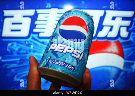 ---- Ein Kunde Geschäfte für eine Dose Pepsi Cola in einem Supermarkt in Ji'nan City, East China Provinz Shandong, den 6. Juli 2013. Tingyi, dem Chinesischen i Stockfoto