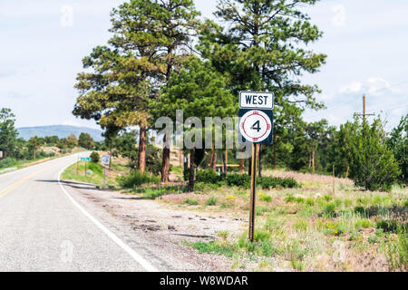 Los Alamos, USA Schild in der Nähe von Bandelier National Monument in New Mexico für Autobahn Straße 4 West Stockfoto