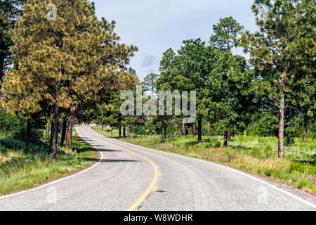 Straße Straße, Los Alamos, USA in der Nähe von Bandelier National Monument in New Mexico auf der Autobahn Straße 4 West oder 501 Stockfoto