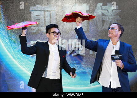 Usa Hollywood action star Jean-Claude Van Damme, rechts, dreht sich ein Taschentuch während einer Pressekonferenz für den Film "Der Pancake Man' in Peking, Stockfoto