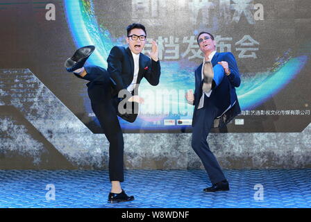 Usa Hollywood action star Jean-Claude Van Damme, Recht, Haltungen während einer Pressekonferenz für den Film "Der Pancake Man' in Peking, China, 25 Novembe Stockfoto