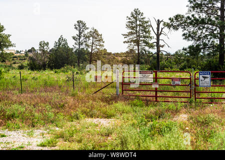 Los Alamos, USA - 17. Juni 2019: Weg zum Labor in der Nähe von Bandelier National Monument in New Mexico auf der Autobahn Straße 4 West mit Sprengstoff und o behalten Stockfoto