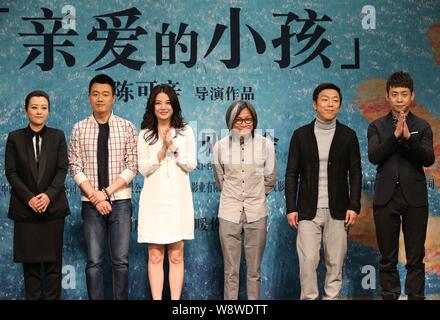 (Von links) chinesische Schauspielerin Hao Lei, Schauspieler Tong Dawei, Schauspielerin Vicki Zhao Wei, Hong Kong Regisseur Peter Chan, der chinesischen Akteure Huang Bo und Zhang Yi pos Stockfoto