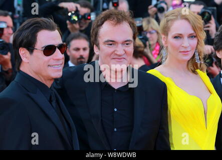 (Von links) amerikanischer Schauspieler John Travolta, Quentin Tarantino und Schauspielerin Uma Thurman pose mit einer Premiere für den Film, Wolken von Sils Maria, während der Stockfoto