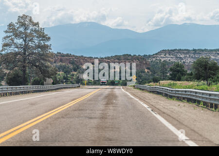 Straße von Santa Fe und Los Alamos, USA in der Nähe von Bandelier National Monument in New Mexico auf der Autobahn Straße 502 Osten mit Blick auf die Berge Stockfoto
