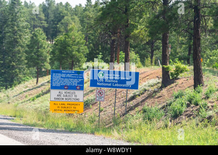 Los Alamos, USA - 17. Juni 2019: Straße in New Mexico auf der Autobahn Straße mit Zeichen für National Laboratory und Abteilung Energie Stockfoto