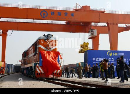 Leute schauen auf die ersten YXE international container Zug zwischen Istanbul und Madrid während der Eröffnungszeremonie am Container Terminal Stockfoto