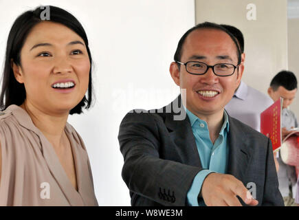 ---- Zhang Xin, Links, Gründer und Co-CEO der SOHO China, und ihr Ehemann Pan Shiyi, Mitbegründer, Chairman und Co-CEO der SOHO China, besuchen eine Party Stockfoto