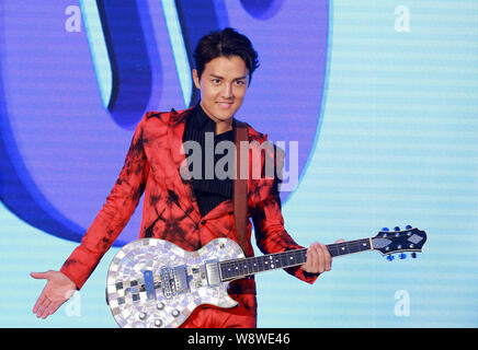 Taiwanesische Sängerin Kenji Wu stellt während einer Pressekonferenz für die Teilnahme an Warner Music in Peking, China, 2. Juli 2014. Stockfoto