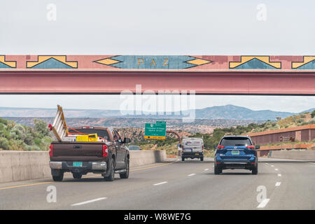 Santa Fe, USA - Juni 17, 2019: Autos auf der Straße, dem US Highway 285 in New York mit Dekorationen design farbenfrohen Kunstwerken an den Wänden Stockfoto