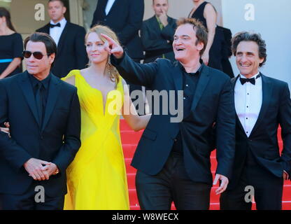 (Von links) amerikanischer Schauspieler John Travolta, Schauspielerin Uma Thurman, Schauspieler Quentin Tarantino und Film Produzent Lawrence Bender pose mit einer Premiere für die Mo Stockfoto