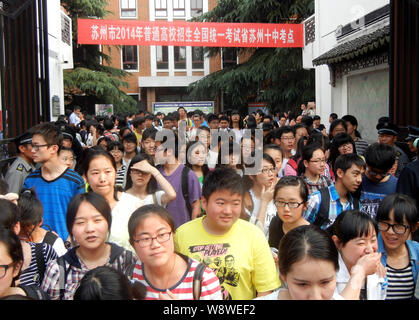 ---- Schüler verlassen den Campus nach Abschluss der Nationalen Hochschulaufnahmeprüfung (gaokao) im Suzhou Nr. 10 High School in Suzhou Stadt, Ost Stockfoto