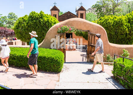 Chimayo, USA - 19. Juni 2019: berühmte El Santuario De Chimayo Heiligtum der Kirche in den Vereinigten Staaten mit Eingang Stockfoto