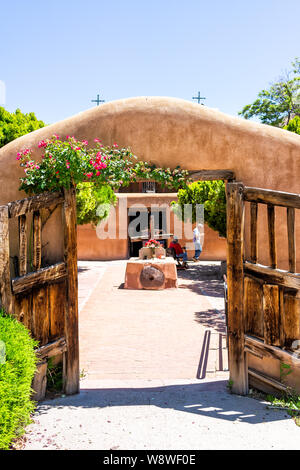 Chimayo, USA - 19. Juni 2019: berühmte El Santuario De Chimayo Heiligtum der Kirche in den Vereinigten Staaten mit Eingang Stockfoto