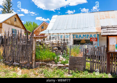 Las Trampas, USA - Juni 19, 2019: Berühmte Hohe Straße nach Taos Dorf mit historischen Vintage Retro Zeichen für Store Shop Stockfoto