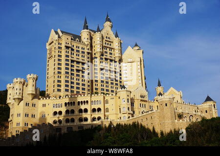 Blick auf das Schloss Hotel, betrieben von Starwood Hotels und Resorts, in Dalian, Provinz Liaoning im Nordosten Chinas, 21. Mai 2014. Das Castle Hotel, Par Stockfoto