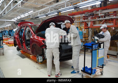 ------ Chinesische Arbeiter montieren Sie ein Auto auf dem Montageband im Auto Anlage der Dongfeng Nissan Niederlassung Dalian Gesellschaft von Dongfeng Motor Co., Ltd. Stockfoto