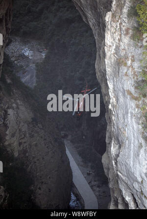 Ein Helikopter fliegt durch einen Berg Höhle zu Film Szenen während der Dreharbeiten für den Film, Transformatoren 4: Alter vom Aussterben bedroht, bei den drei Natu Stockfoto