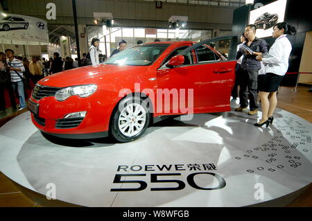 ---- Besucher Blick an einem Roewe 550 der SAIC Motor auf dem Display während ein Auto Show in Nanjing City, East China Jiangsu Provinz, 10. Oktober 2008. Ch Stockfoto