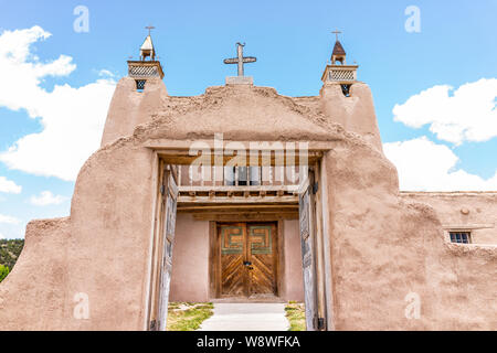 Las Trampas berühmten San José de Gracia Kirche auf der Hohe Straße nach Taos Dorf mit historischen alten Gebäude in New Mexico Stockfoto