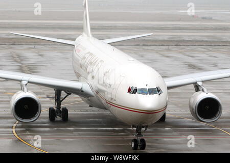 - - Datei - ein Airbus A330-300 Düsenflugzeug von Etihad Airways abgebildet ist auf dem Parkplatz Schürze nach der Landung am internationalen Flughafen Shanghai Pudong in Stockfoto