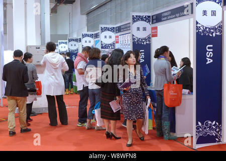 ---- Leute besuchen Ständen in der Ausstellung für die USA während der 2014 China International Education Ausstellung in Shanghai, China, 2. November Stockfoto