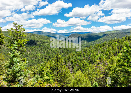 Carson National Forest mit Sangre de Cristo Berge und grüne Pinien im Sommer und Peak blicken Sie von der Route 76 hohe Straße nach Taos Stockfoto