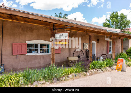 Ranchos de Taos, USA - Juni 19, 2019: Berühmte St Francic Plaza in New Mexico mit Taos Immobilien Business Store Stockfoto