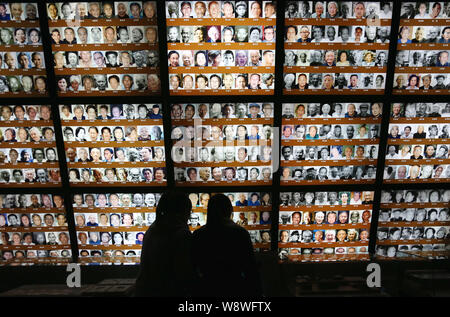 ---- Besucher Fotos von Opfern an der Memorial Hall der Opfer im Nanjing Massaker durch die Japanischen Invasoren in Nanjing, Ostchina Jiangs Stockfoto