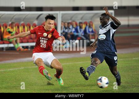 Gao Lin China Guangzhou Evergrande, Links, Herausforderungen Adama Traore Australias Melbourne Victory während ihrer Gruppe G Spiel der AFC Champions Stockfoto