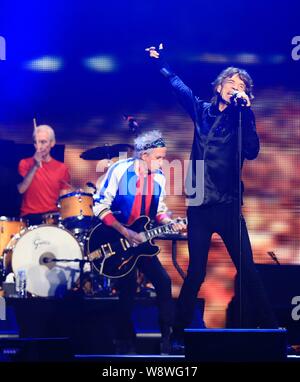 (Von vorne) Mick Jagger, Keith Richards und Charlie Watts der englischen Band The Rolling Stones auf dem Konzert ihrer World Tour durchführen, 14 auf F Stockfoto