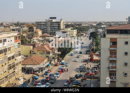 Antenne Angolas Hauptstadt Luanda belebten Straßen Stockfoto