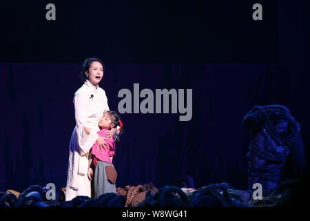 Chinese Folk Sänger Peng Liyuan, der Frau des damaligen chinesischen Vizepräsidenten Xi Jinping, führt bei einer Gala zum 60-jährigen Jubiläum des Anti-Japan Kennzeichnung Stockfoto