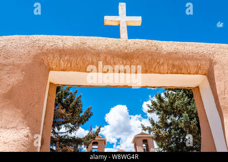 Ranchos de Taos closeup von San Francisco De Asis Kirche mit Kreuz und Tor in New-mexico niedrigen Winkel oben am Himmel suchen Stockfoto