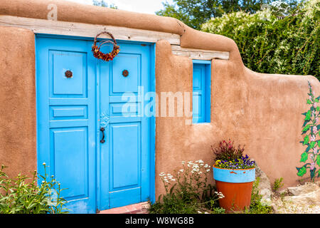 Ranchos de Taos, USA - Juni 19, 2019: Berühmte St Francic Plaza in New Mexico mit Türkis Adobe Architektur Farbe Verzierungen an der Tür Stockfoto