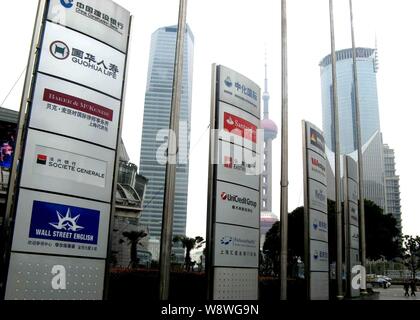 ---- Blick auf Tafeln von chinesischen und ausländischen Banken und anderen Finanzinstituten in der Lujiazui Finanzviertel in Pudong, Shanghai, China Stockfoto