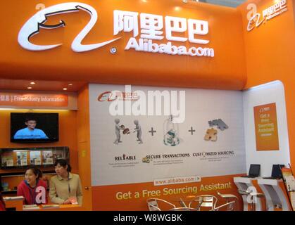 ------ Mitarbeiter sind auf dem Stand von Alibaba.com während einer Ausstellung in Shanghai, China, 5. März 2011 gesehen. Am Montag (16. Juni 2014), Alibaba publ Stockfoto