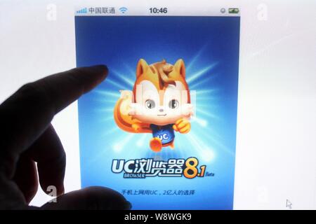 ---- Eine chinesische Bewohner verwendet die UC-Browser, durch China größte e-commerce Alibaba, auf sein Smartphone in Chongqing, China, 5. Oktober 2011 gesichert. Stockfoto