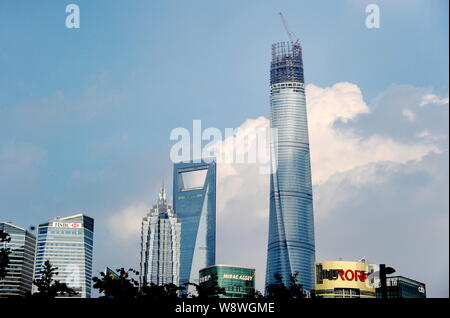 Die Shanghai Tower, dem höchsten, der gekrönt hat, ist im Bau neben dem Shanghai World Financial Center, dritte Straße links, Jinmao Tower, 2. Stockfoto