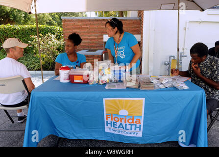 Orlando, USA. 11 Aug, 2019. Karen McKenzie (L sitzt) und Alvina Chu (stehend) der Orange County, Florida Gesundheit Abteilung Host eine Hepatitis A Impfung Ereignis in Reaktion auf die Hepatitis-A-Ausbruch im Bundesstaat Florida und dem 1. August 2019 Erklärung der öffentlichen Gesundheit in den Staat. Juli 1, 2019, siebenundzwanzig Mitgliedstaaten haben erfahrene Ausbrüche der Krankheit, mit Florida in 2,586 gemeldeten Fälle, die Dritthöchste in den Vereinigten Staaten, in 31 Todesfälle. Credit: SOPA Images Limited/Alamy leben Nachrichten Stockfoto