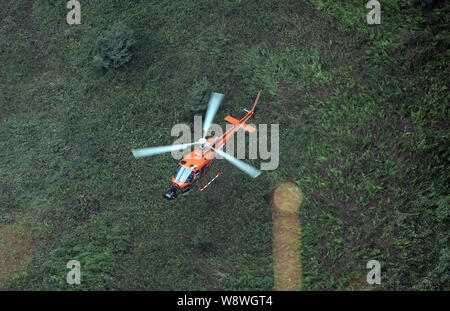 Ein Helikopter fliegt zu Film Szenen während der Dreharbeiten für den Film, Transformatoren 4: Alter vom Aussterben bedroht, bei den drei natürlichen Brücken malerischen Ort Stockfoto