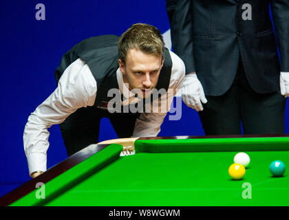 Judd Trump von England hält einen Schuß gegen Dominic Dale von Wales während der ersten Runde der 2014 World Snooker Shanghai Masters in Shan Stockfoto