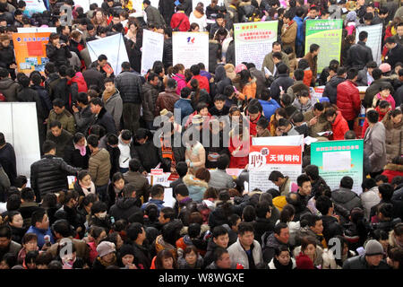 Chinesische Arbeitssuchende Menge ständen auf einer Jobmesse im Boxen County, Binzhou City, East China Provinz Shandong, 8. Februar 2014. Da die chinesischen Mondkalender Stockfoto