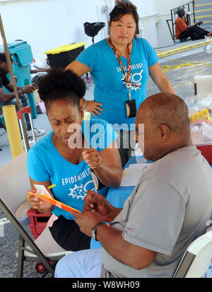 Orlando, USA. 11 Aug, 2019. Karen McKenzie (L sitzt) und Alvina Chu (stehend) der Orange County, Florida Gesundheit Abteilung Host eine Hepatitis A Impfung Ereignis in Reaktion auf die Hepatitis-A-Ausbruch im Bundesstaat Florida und dem 1. August 2019 Erklärung der öffentlichen Gesundheit in den Staat. Juli 1, 2019, siebenundzwanzig Mitgliedstaaten haben erfahrene Ausbrüche der Krankheit, mit Florida in 2,586 gemeldeten Fälle, die Dritthöchste in den Vereinigten Staaten, in 31 Todesfälle. Credit: SOPA Images Limited/Alamy leben Nachrichten Stockfoto