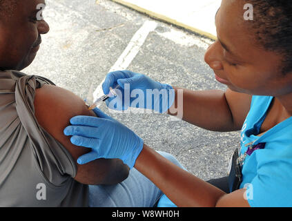 Orlando, USA. 11 Aug, 2019. Karen McKenzie von Orange County, Florida Gesundheit Abteilung verwaltet die Hepatitis-A-Impfstoff zu Mark Brown bei einem Hepatitis-A-Impfung Ereignis in Reaktion auf die Hepatitis in Florida gehalten wird ein Ausbruch und dem 1. August 2019 Erklärung der öffentlichen Gesundheit in den Staat. Juli 1, 2019, siebenundzwanzig Mitgliedstaaten haben erfahrene Ausbrüche der Krankheit, mit Florida in 2,586 gemeldeten Fälle, die Dritthöchste in den Vereinigten Staaten, in 31 Todesfälle. Credit: SOPA Images Limited/Alamy leben Nachrichten Stockfoto