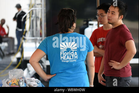 Orlando, USA. 11 Aug, 2019. Alvina Chu des Orange County, Florida Gesundheit Abteilung bietet Dienstleistungen für Menschen mit einer Hepatitis A-Impfung Ereignis in Reaktion auf die Hepatitis in Florida gehalten wird ein Ausbruch und dem 1. August 2019 Erklärung der öffentlichen Gesundheit in den Staat. Juli 1, 2019, siebenundzwanzig Mitgliedstaaten haben erfahrene Ausbrüche der Krankheit, mit Florida in 2,586 gemeldeten Fälle, die Dritthöchste in den Vereinigten Staaten, in 31 Todesfälle. Credit: SOPA Images Limited/Alamy leben Nachrichten Stockfoto