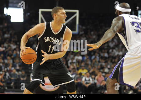Brook Lopez von Brooklyn Nets, Links, bereitet Reggie Evans von Sacramento Kings während eines NBA-Ausstellung Spiel in Shanghai, China, 12 Octobe zu Herausforderung Stockfoto